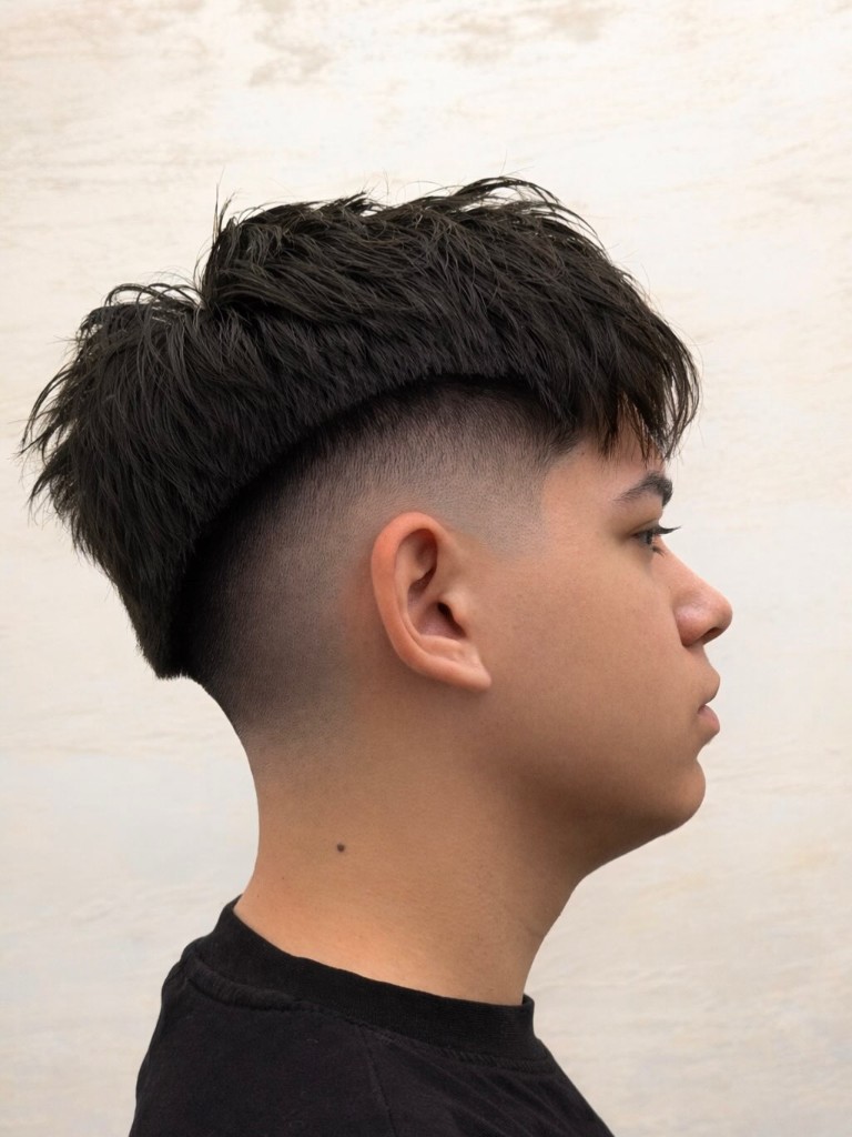 High skin fade с текстуриран crop — пример за fade подстригване