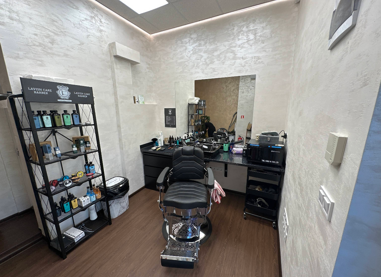 Атмосфера в мъжка бръснарница Underground Barbershop в София